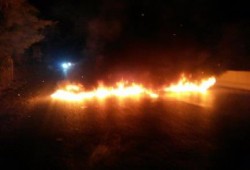 المحتجون يقطعون طريق الفيوم - القاهرة ضمن سلسلة التصعيد السلمي في تظاهرات حملة "ضنك"