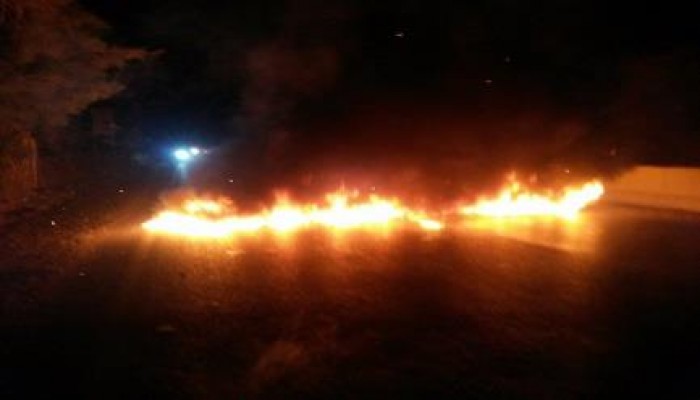 المحتجون يقطعون طريق الفيوم - القاهرة ضمن سلسلة التصعيد السلمي في تظاهرات حملة "ضنك"