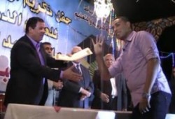 طالب متفوق يرفع شعار رابعة وينتقد المحافظ ورئيس جامعة الأزهر