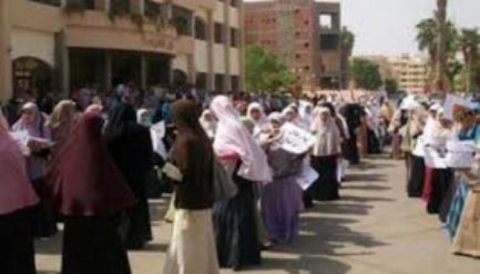 طالبات الأزهر يتظاهرن داخل الحرم الجامعي ويهتفن ضد الطيب والعبد