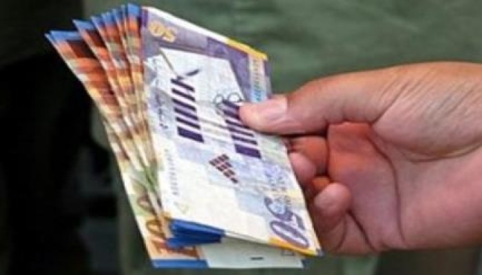 "الشيكل" .. ضحية العدوان الصهيوني على غزة
