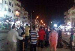 مسيرة ليلية بالعاشر تطالب بالقصاص للشهداء