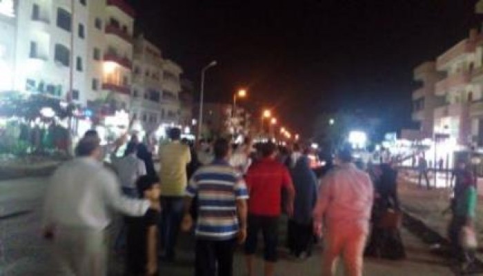 مسيرة ليلية بالعاشر تطالب بالقصاص للشهداء