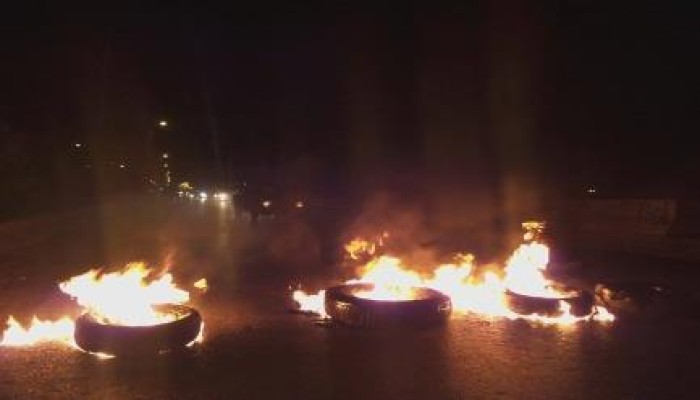 بالصور: مجهولون يقطعون طريق السويس القاهرة وتكدس مروري من وإلي السويس