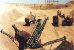 الانقلاب يسحب سيارات النقل ومعدات المحاجر بالإسماعيلية عنوة للعمل بمشروع المحور