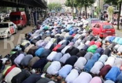 مسلمون يؤدون الجمعة خارج مسجد حُرق ببرلين