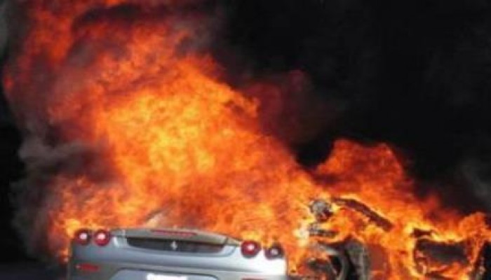 مجهولون يشعلون النار بسيارة ضابط شرطة اشتهر بتعذيب المعتقلين بقسم أول أسيوط