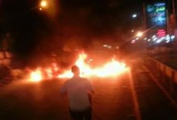 بني سويف: الثوار يقطعون شارع عبد السلام عارف بوسط مدينة بني سويف