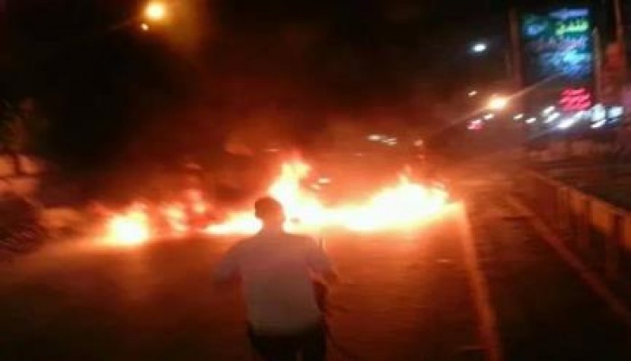 بني سويف: الثوار يقطعون شارع عبد السلام عارف بوسط مدينة بني سويف