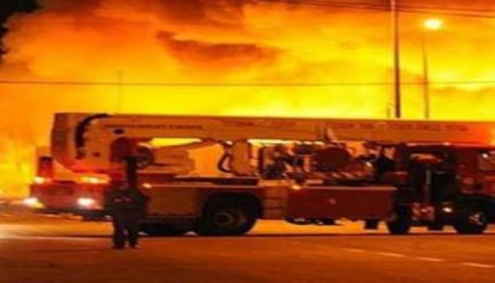 حريق هائل يلتهم أحد المخازن أسفل محور صفط اللبن بالجيزة