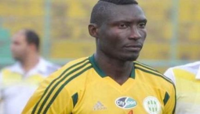 حجر من المدرجات ينهي حياة لاعب كاميروني في شبيبة القبائل الجزائري