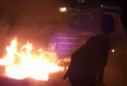 السويس: حرق سيارة شرطة "بوكس" ردا علي اعتداء ميليشيات الانقلاب (فيديو)