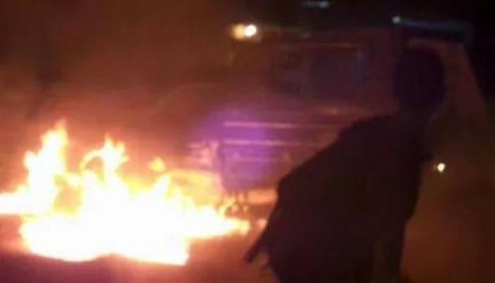 السويس: حرق سيارة شرطة "بوكس" ردا علي اعتداء ميليشيات الانقلاب (فيديو)