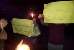وقفة بالشموع أثناء انقطاع الكهرباء بالإسماعيلية