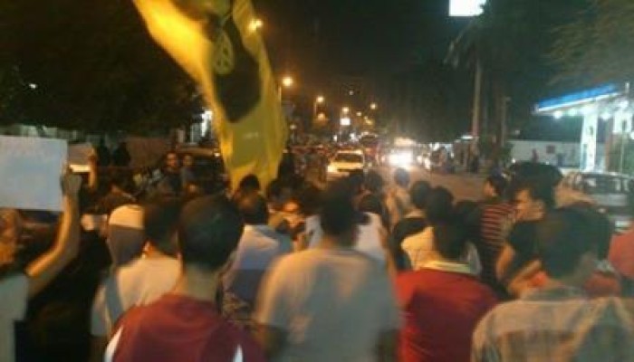 وقفة ليلية مفاجئة أمام محطة مترو المعادي للتنديد بالانقلاب ودعم غزة