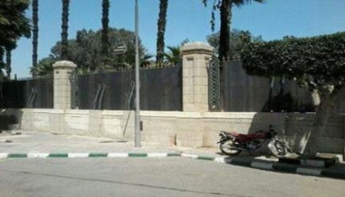 جامعة القاهرة تستعد لاستقبال طلابها بمصدات حديدية