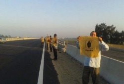 سلسلة بشرية لثوار النوبارية بالطريق الصحراوى للمطالبة بعودة الشرعية