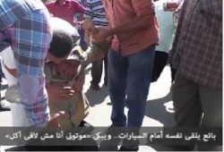 في عهد الانقلاب: بائع يلقي بنفسه أمام السيارات باكيا: «موتوني أنا مش لاقي آكل» (فيديو)