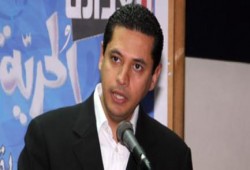 الشاعر عبدالرحمن يوسف: لعن الله من فرق بين "سيف الإسلام" وولديه
