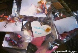 حرائر المنصورة يوزعن الحلوى على المارة احتفالاً بانتصار غزة