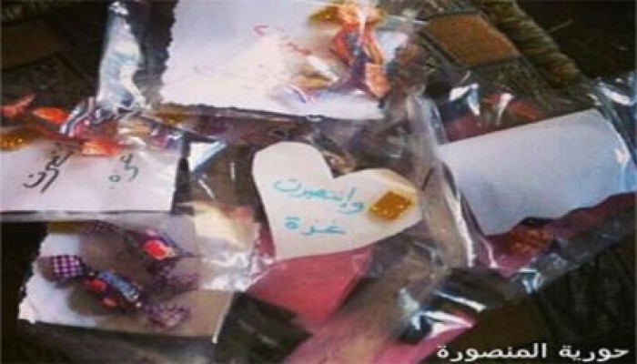 حرائر المنصورة يوزعن الحلوى على المارة احتفالاً بانتصار غزة