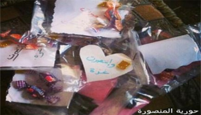 حرائر المنصورة يوزعن الحلوى على المارة احتفالاً بانتصار غزة