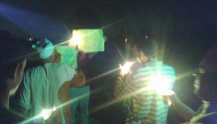 وقفة بالشموع لحركة ضنك بالإسماعيلية تنديدا بانقطاع الكهرباء