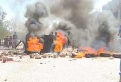 الثوار يقطعون طريق الصعيد الزراعى الشرقي