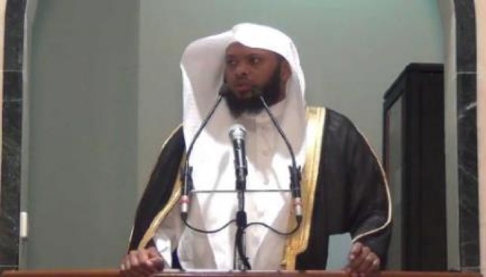 معروف بدعمه فلسطين ودعائه لشهداء رابعة السعودية ترحل الداعية "توفيق الصائغ"..ونشطاء يحتجون