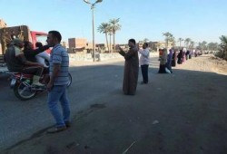 سلسلة بشرية صباحية على طريق الفيوم - القاهرة تنديدا بسوء الاحوال المعيشية والامنية