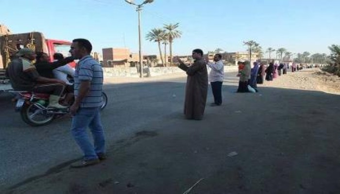 سلسلة بشرية صباحية على طريق الفيوم - القاهرة تنديدا بسوء الاحوال المعيشية والامنية