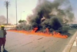 بالصور : مجهولون يقطعون طريق المحور المركزي ب6 أكتوبر أمام مول العرب