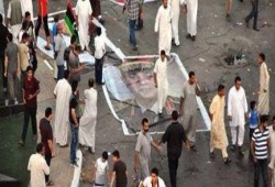 صوره وتعليق: ثوار ليبيا يدوسون بأقدامهم على صورة  السفاح عبدالفتاح السيسى