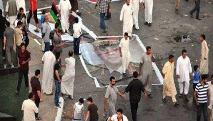 صوره وتعليق: ثوار ليبيا يدوسون بأقدامهم على صورة  السفاح عبدالفتاح السيسى