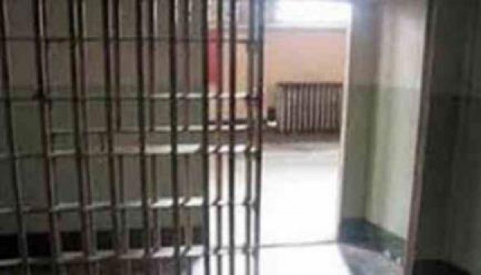 قاضي انقلابي "فاسد": يحكم بعدم جواز تمكين المعتقلين من آداء صلاة الجمعة جماعة بالسجن