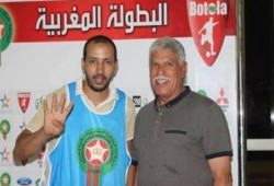بالصور : مغربي يحرج "حسن شحاتة" ويرفع "رابعة" بصورة تذكارية