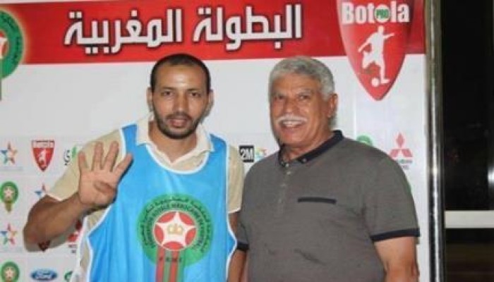 بالصور : مغربي يحرج "حسن شحاتة" ويرفع "رابعة" بصورة تذكارية