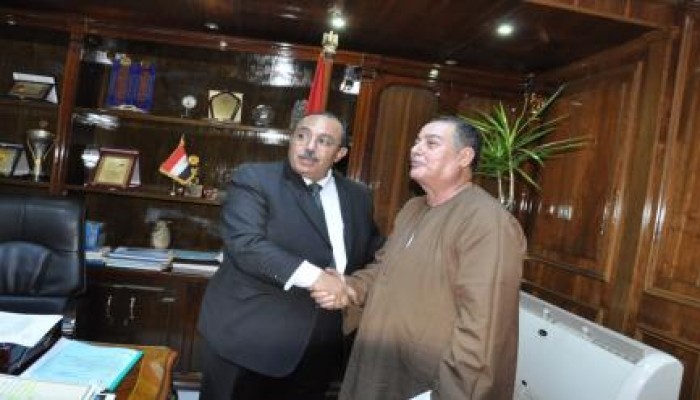 محافظ القليوبية الانقلابى يكرم " فلولي " تبرع بأرض مغتصبة للمحافظة