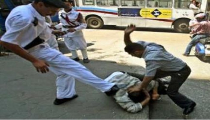 ضابط شرطة يقتل خال فتاة رفضت الزواج به ( تقرير بالفيديو )