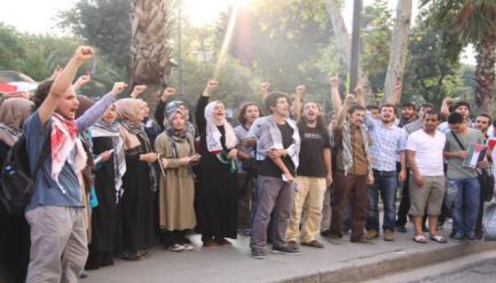 مظاهرة شبابية بتركيا تدعو لمحاربة إسرائيل إقتصادياً