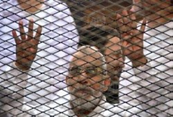 يوسف طلعت يكتب من داخل محبسه عن كواليس المحاكمة وثبات قيادات الإخوان