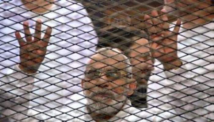 يوسف طلعت يكتب من داخل محبسه عن كواليس المحاكمة وثبات قيادات الإخوان