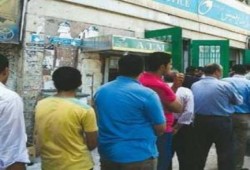 "كفر الشيخ" .. تكدس و شلل تام فى البنوك ومكاتب البريد والمصانع بسبب انقطاع الكهرباء