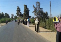 سلاسل بشرية بزفتي غربية رافضة للانقلاب