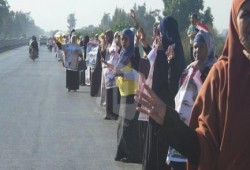 " ثورة حتي النصر" سلسلة بشرية  بالشرقية رفضا للانقلاب و تنديدا بانقطاع الكهرباء