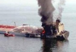 نحس السيسي: حريق ضخم يلتهم باخرة نيلية بكفر الشيخ