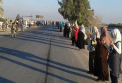 البحيرة : بالصور سلسلة بشرية لـ"ثوار النوبارية" تطالب بإسقاط الانقلاب