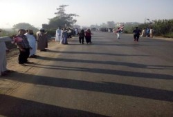 سلسلة بشرية رافضة للانقلاب بالحسينية شرقية