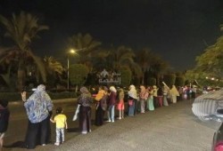 الشيخ زايد تنظم سلسلة بشرية بأكبر شوارعها.