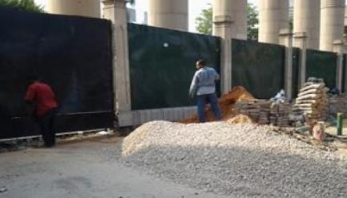 تركيب "مصدات حديدية" بجامعة القاهرة تحسبًا لتظاهرات الطلاب